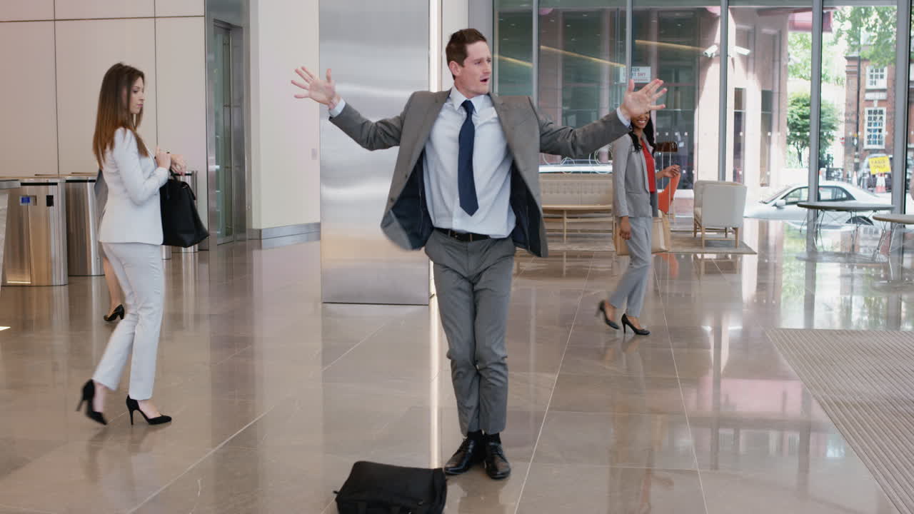 un hombre de negocios loco y feliz bailando en el vestíbulo corporativo.