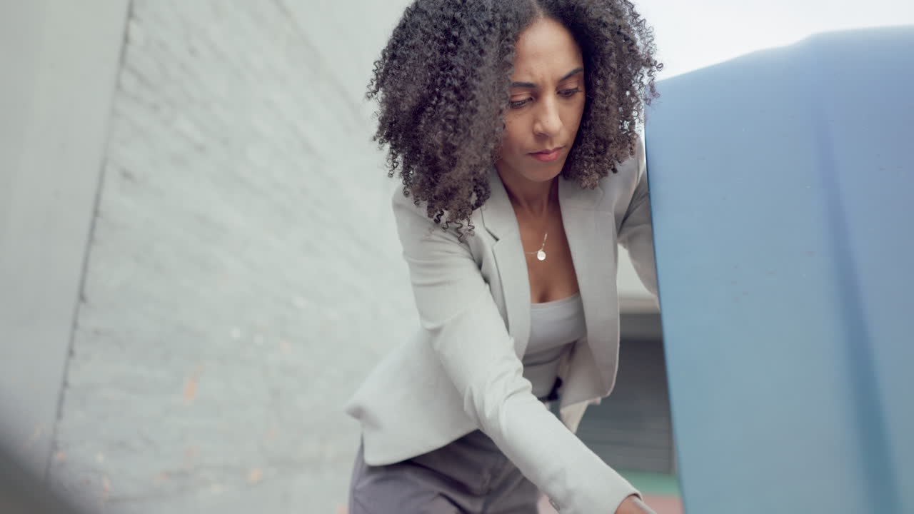 mulher de negócios, seguro de automóvel