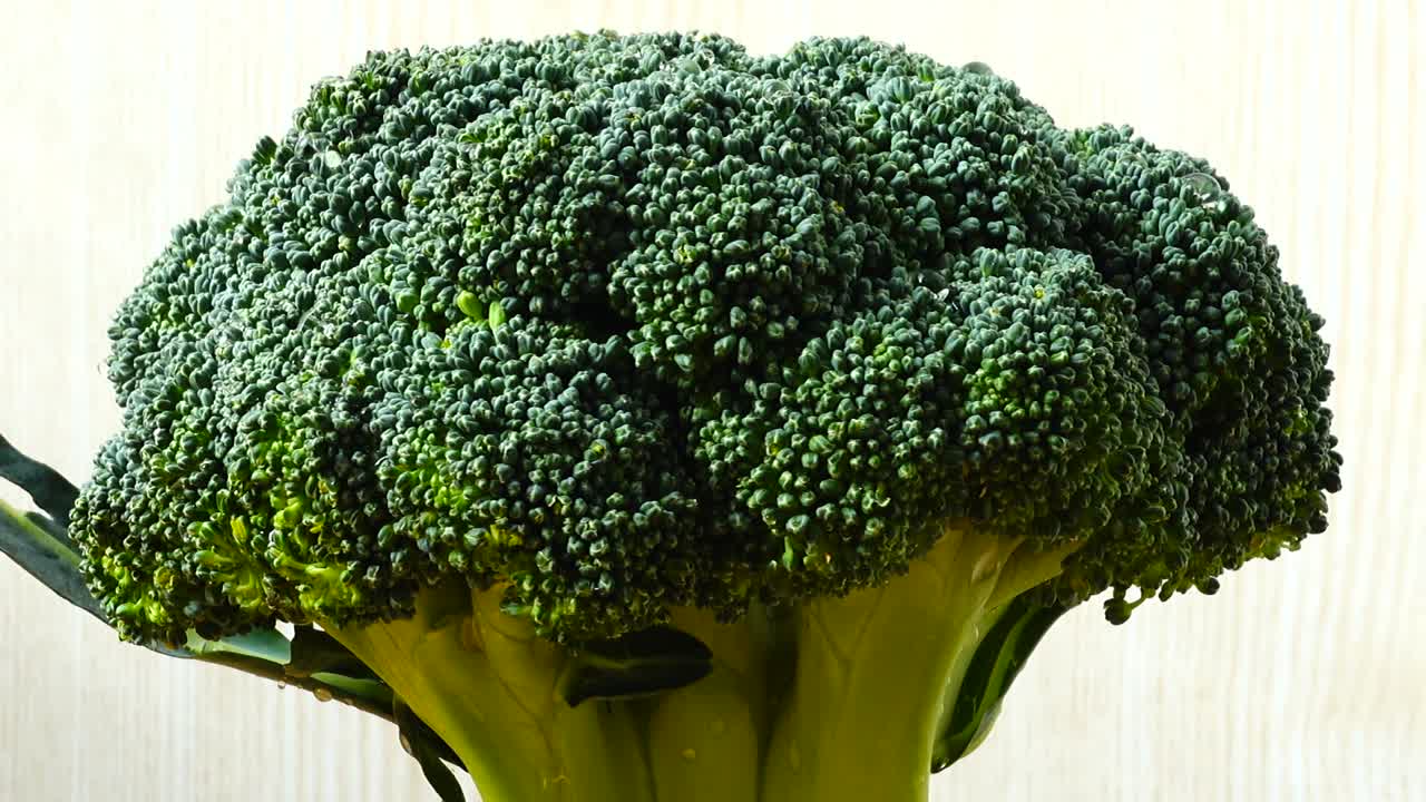 Riprese di broccoli in movimento. Tagliere.