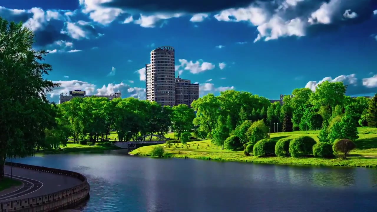 Um time-lapse dinâmico diurno capturando o tráfego de pedestres ao longo do aterro do Rio Svisloch, ao lado do arranha-céu Royal Plaza em Minsk.