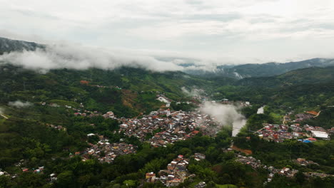 vista aérea desde la ciudad de san rafael, en la nublada antioquia, colombia