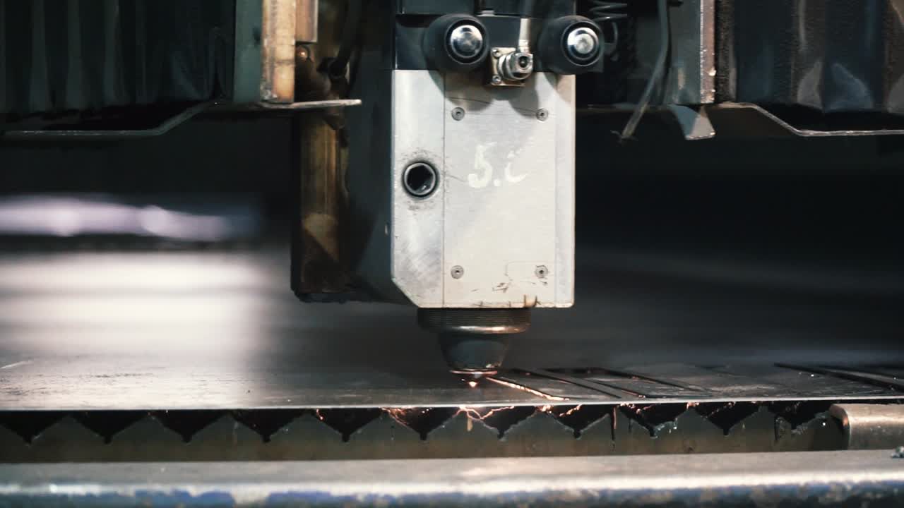 작동 중인 레이저 절단 기계