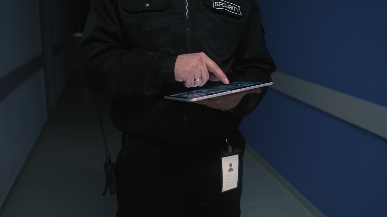 白人男人晚上使用平板电脑