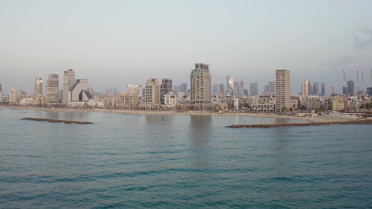 Panoramica verticale sull'acqua - Aerea 4K - Spiaggia di Tel Aviv - al tramonto