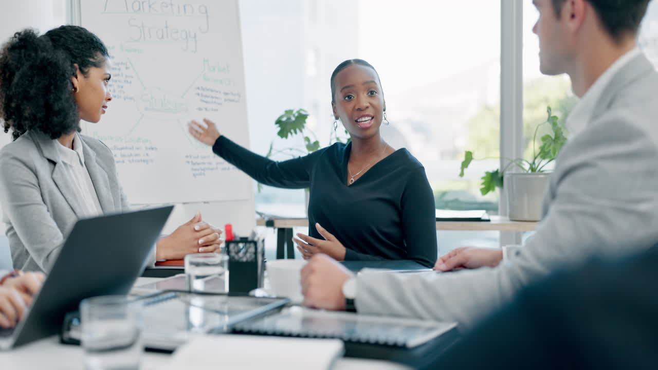 Workshop, møde og sort forretningskvinde