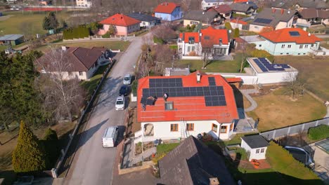 Hombres-Instalando-Paneles-Solares-En-El-Techo-De-La-Casa--