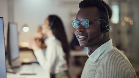 Portrait-of-callcenter-agent