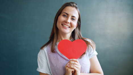 una mujer con un corazón rojo.
