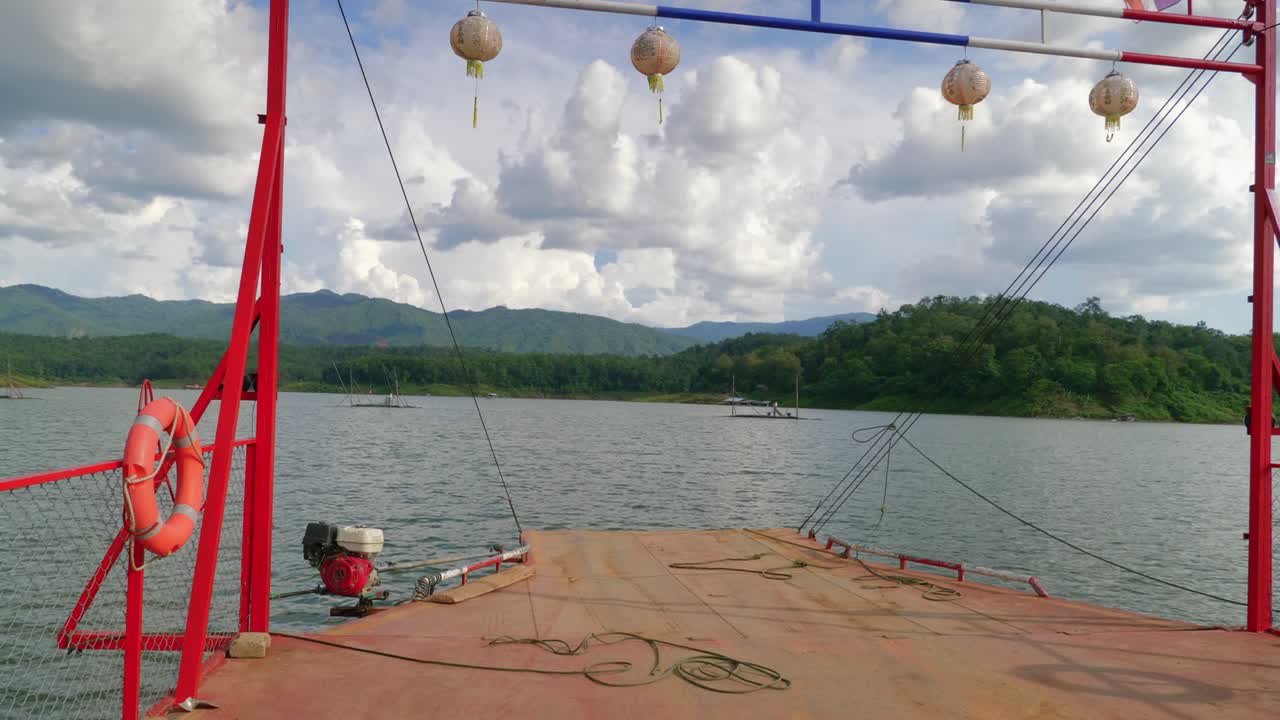 흐린 날 태국 난성 팍나이 어촌 마을의 빽빽한 초목으로 덮인 아름다운 언덕의 움직이는 바지선 위에서 촬영