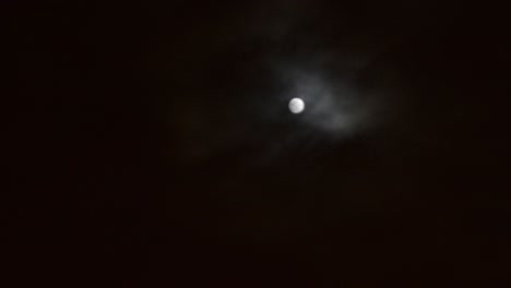 la luna entra y sale de las nubes en una tarde en la que el clima cambia misteriosamente a los espeluznantes aullidos de un resplandor encantado donde las brujas, los duendes y los vampiros acechan a sus presas