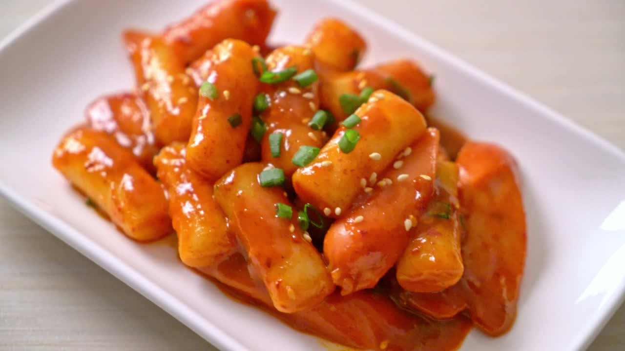 매콤한 소스에 소시지를 곁들인 한국식 떡볶이 - 떡볶이