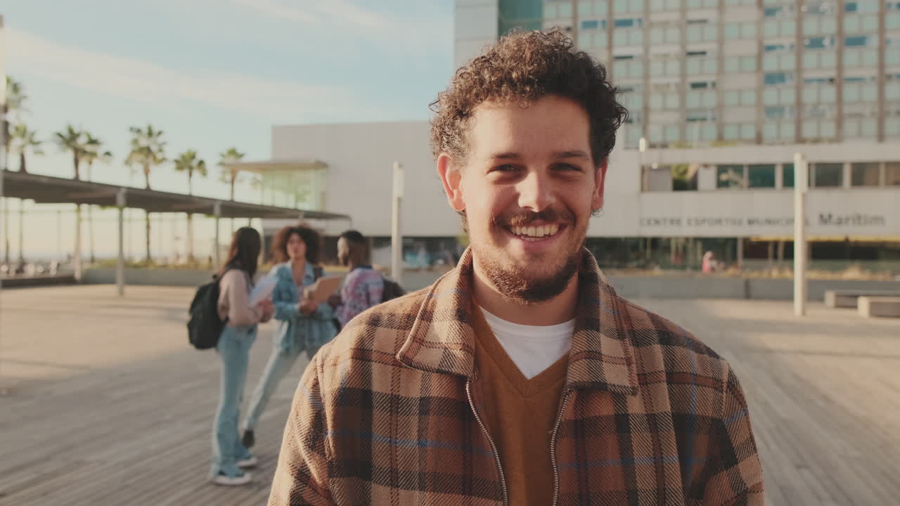 Studente sorridente nel campus