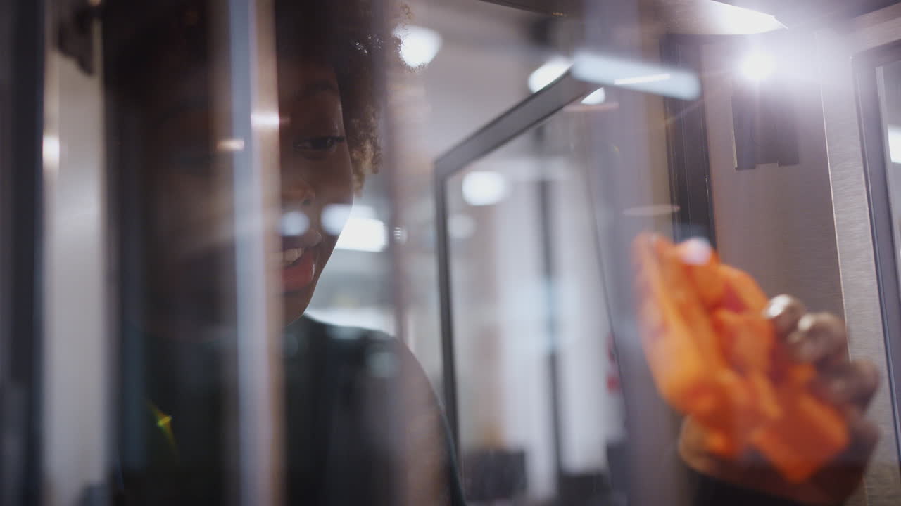 3d 프린팅 기계를 사용하여 엔지니어링을 공부하는 여성 대학생