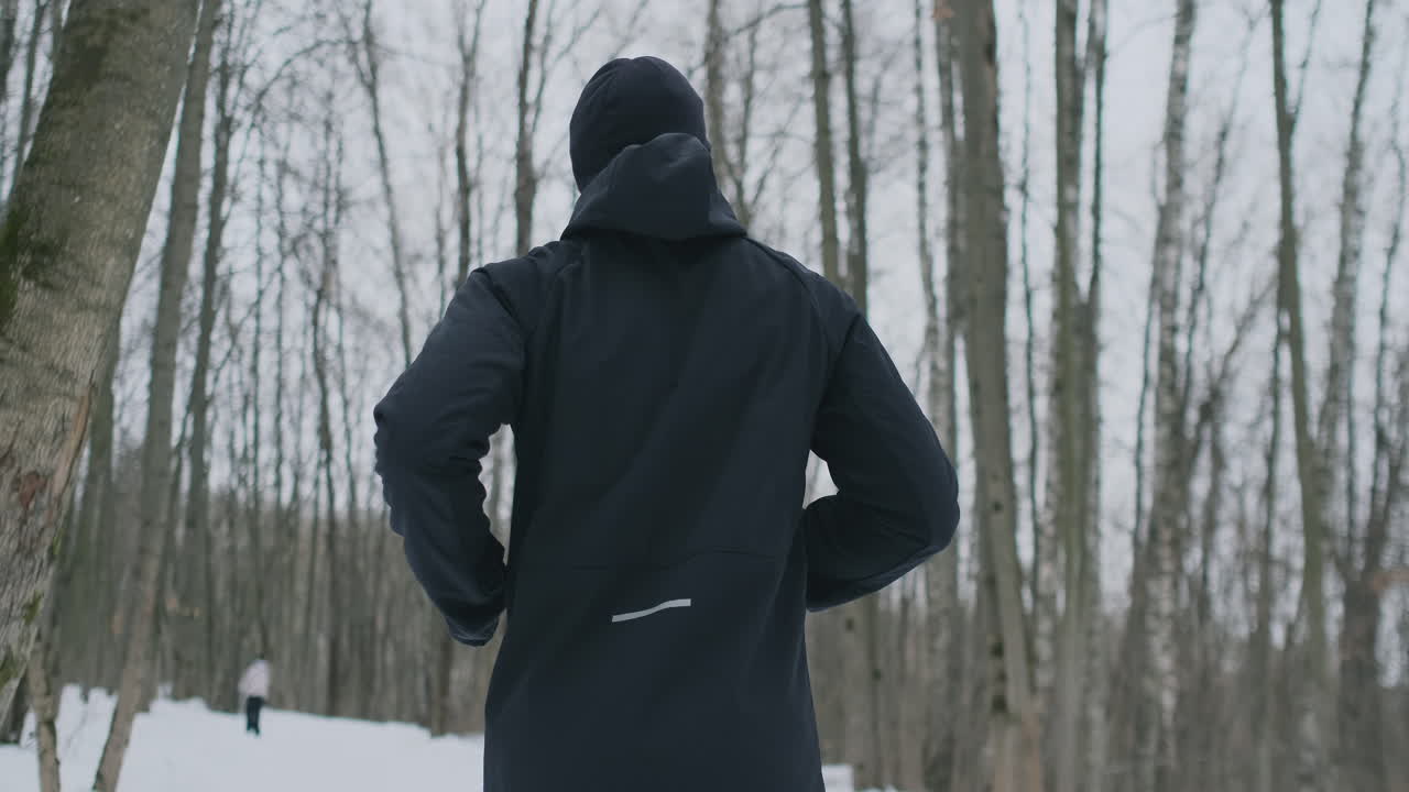 겨울에 공원에서 조 ⁇ 하는 젊은 달리기 선수.