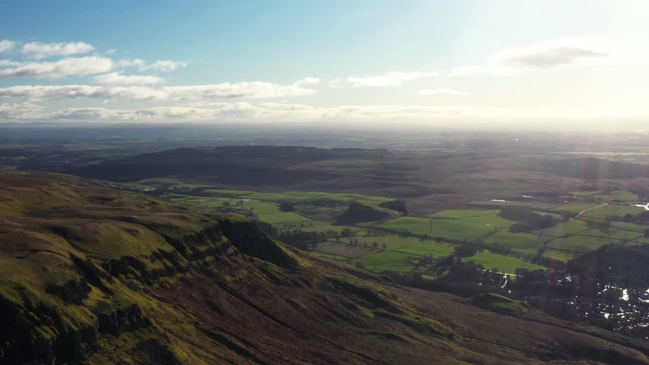 ángulo aéreo de 4k volando sobre las colinas campsie sobre strathblane, disparo de drones durante un día soleado en el campo de stirlingshire