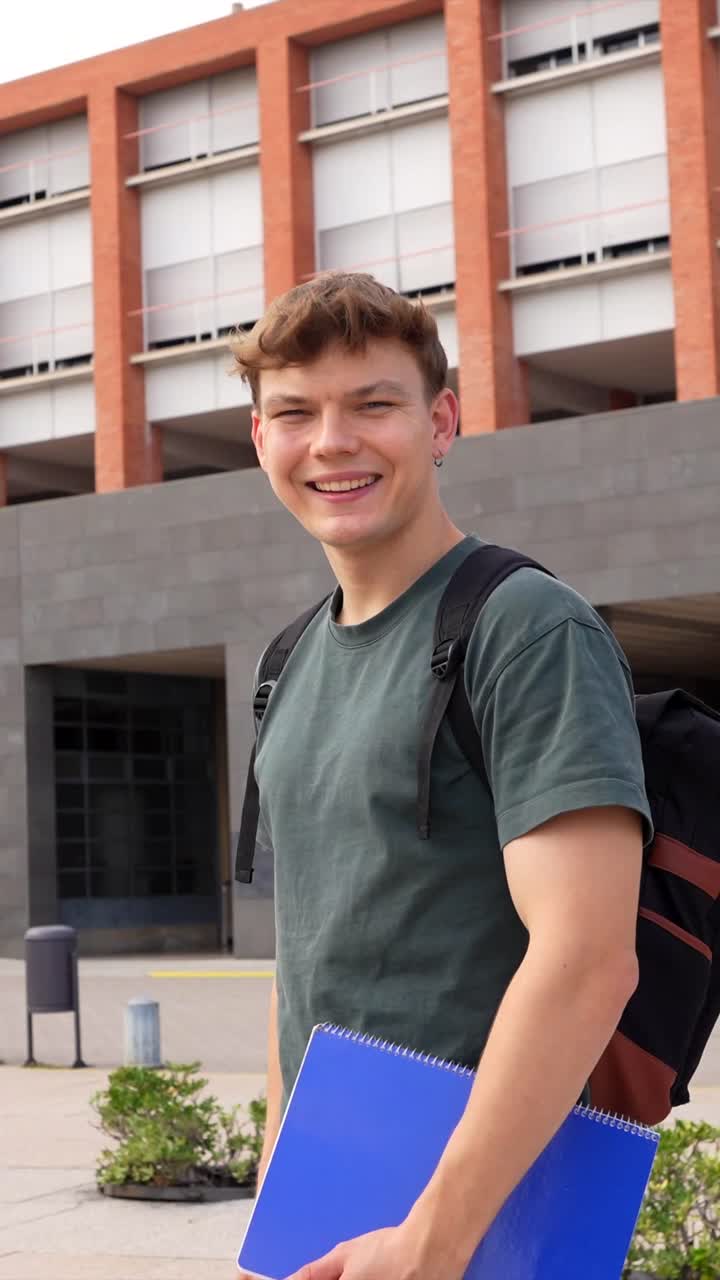 Ritratto di uno studente con zaino in spalla