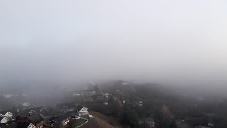 Un-Barrio-En-Un-Día-De-Niebla,-Filmado-Desde-El-Cielo