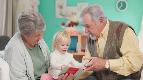 Niño,-Lectura-Y-Abuelos-Ayudando