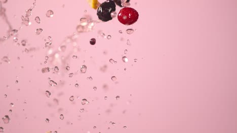 Wasser-Spritzt-Mehrere-Himbeeren,-Brombeeren-Und-Zitronenscheiben-Nach-Oben