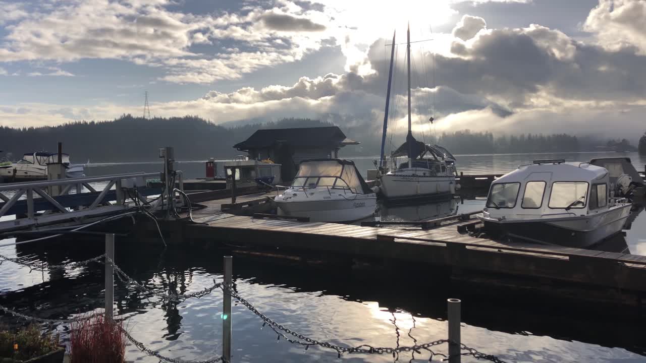 barcos amarrados en el agua en el puerto deportivo de vancouver, toma panorámica