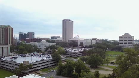 Elevándose-Para-Revelar-El-Horizonte-Del-Centro-De-Tallahassee-Y-El-Capitolio-Del-Estado-De-Florida,-Aéreo,-Pedestal