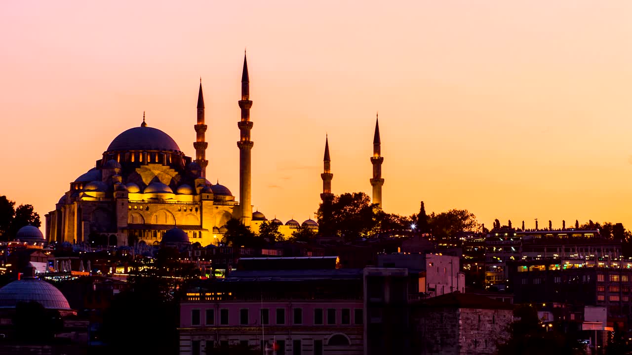 vista en lapso de tiempo de la mezquita de suleymaniye con barcos turísticos flotando en el bósforo en estambul por la noche
