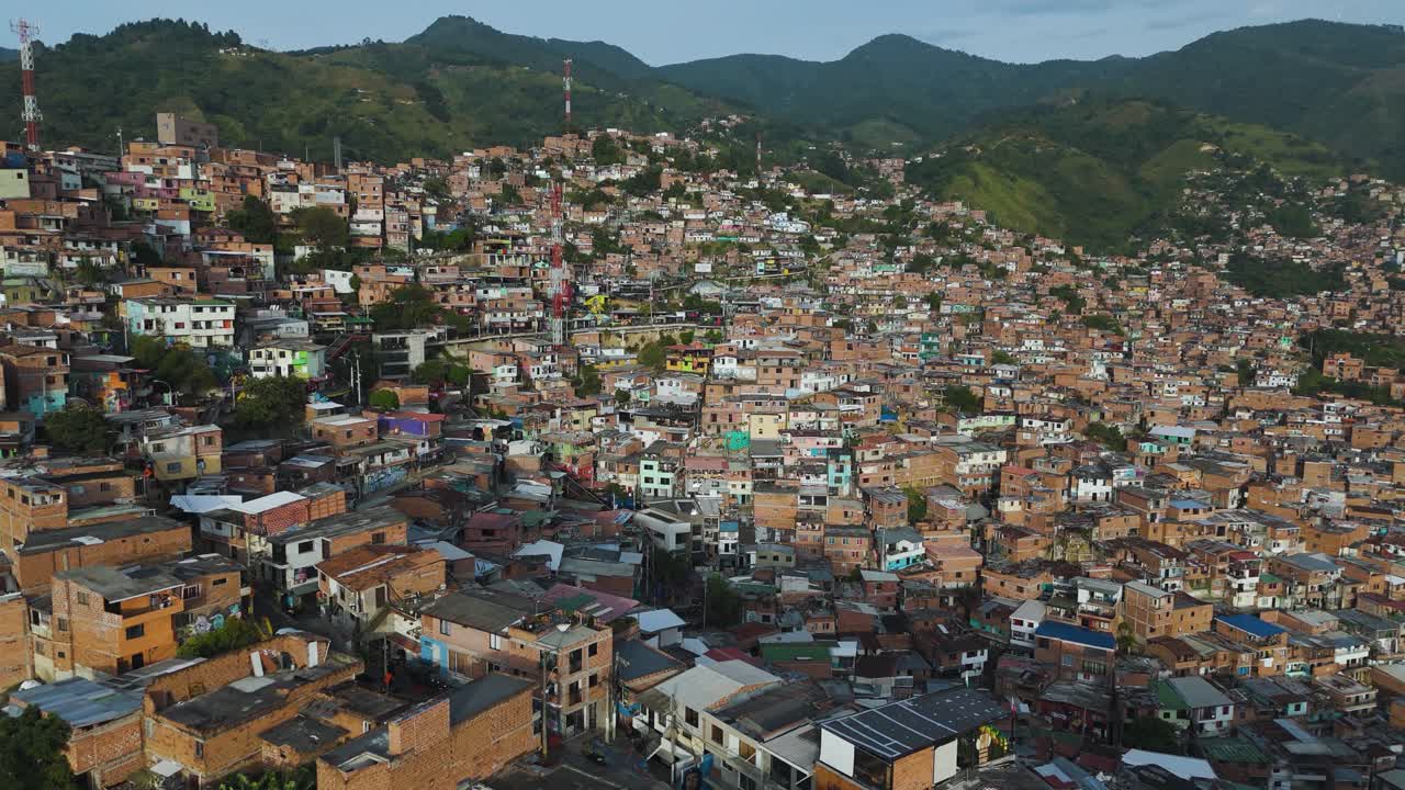 barrios marginales del tercer mundo aldea en las montañas de medellín, colombia, aérea