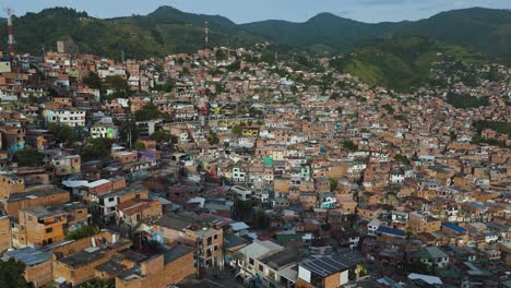 Slumdorf-Der-Dritten-Welt-In-Den-Bergen-Von-Medellin,-Kolumbien,-Luftaufnahme