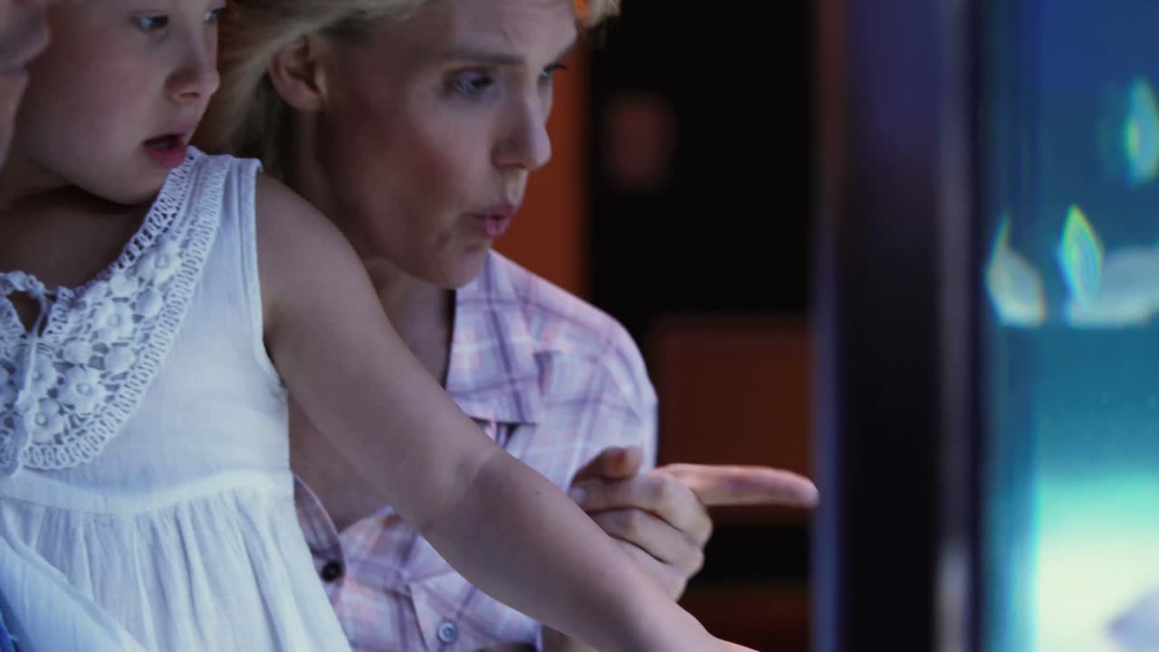 행복 한 부부 가 물고기  ⁇ 크 를 보고 있다