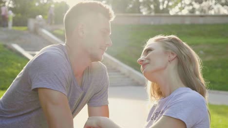 una pareja enamorada en un parque.