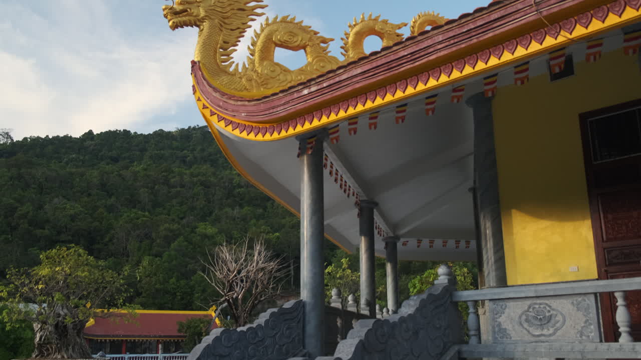 Dragetag på et buddhistisk tempel