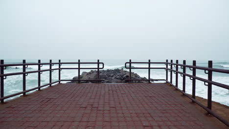 tiro estático de um cais de ameixa com pedras ao longo da costa de malecon de miraflores, lima, peru