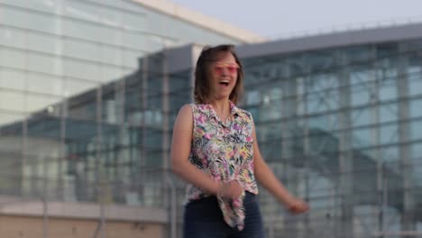 mujer turista feliz bailando meme de hilo dental bailando alegremente y celebrando el éxito, disfrutando de la música