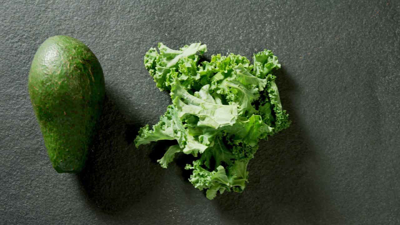 aguacate y mostaza verdes sobre un fondo gris 4k 4k