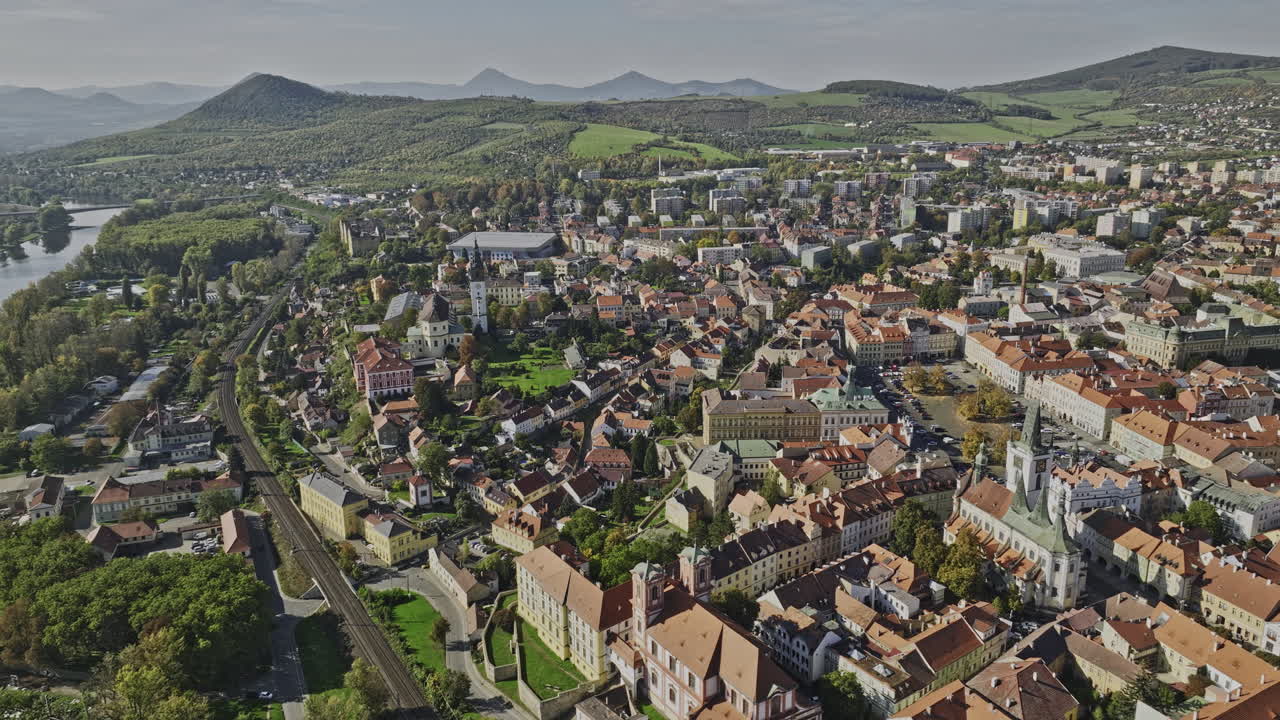 litomerice czechia aerial v3 파노라마 패닝 뷰, 드론 플라이오버 엘베 강변의 시내 중심지 매력적인 마을 풍경과 언덕 풍경을 포착 - mavic 3 cine로 촬영 - 2022년 11월