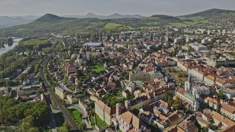 litomerice czechia aerial v3 vista panorámica, sobrevuelo de drones del centro de la ciudad en la orilla del río elba capturando el encantador paisaje de la ciudad y el paisaje de la ladera - filmado con mavic 3 cine - noviembre 2022