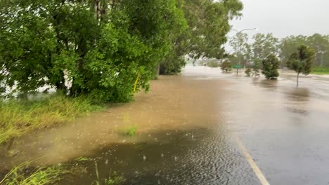 Queensland,-NSW,-Australien,-Überschwemmungen-Im-Februar---Hochwasser-Strömt-In-Strömen-Am-Straßenrand-Entlang-Und-überschwemmt-Bei-Den-Überschwemmungen-Im-Februar-2022-In-Australien-Eine-Wichtige-Straßenkreuzung