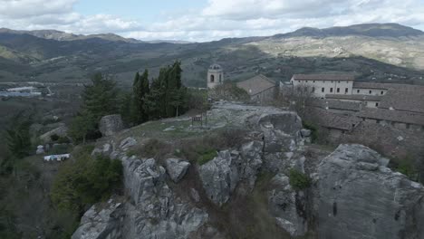 Imágenes-De-Un-Dron-Sobre-Pennabilli,-El-Hermoso-Y-Pequeño-Tíbet-Italiano-Donde-Puedes-Encontrar-Las-Campanas-De-Lhasa-En-La-Cima-De-La-Ciudad.