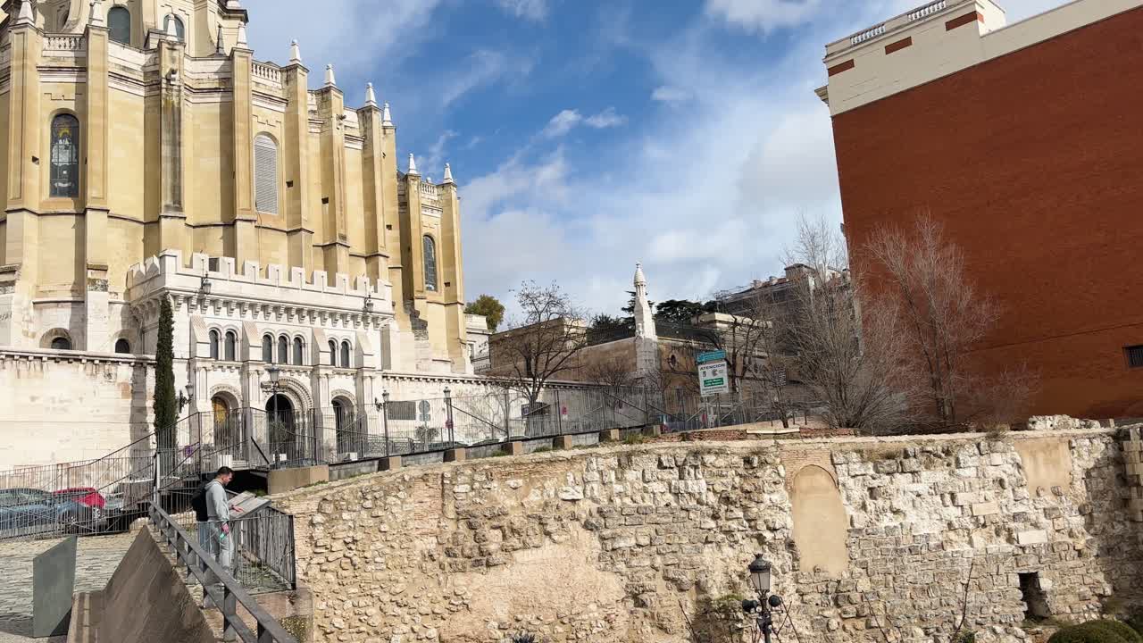 Video di un muro antico nel centro di Madrid, Spagna.