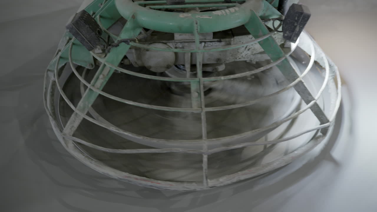 смешивание и распространение бетона на полу