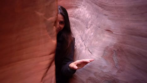 Joven-Excursionista-Feliz-Se-Abre-Camino-A-Través-De-Un-Estrecho-Cañón-De-Ranura-En-El-Sur-De-Utah,-Cámara-Lenta-Después-De-La-Toma-De-La-Cámara