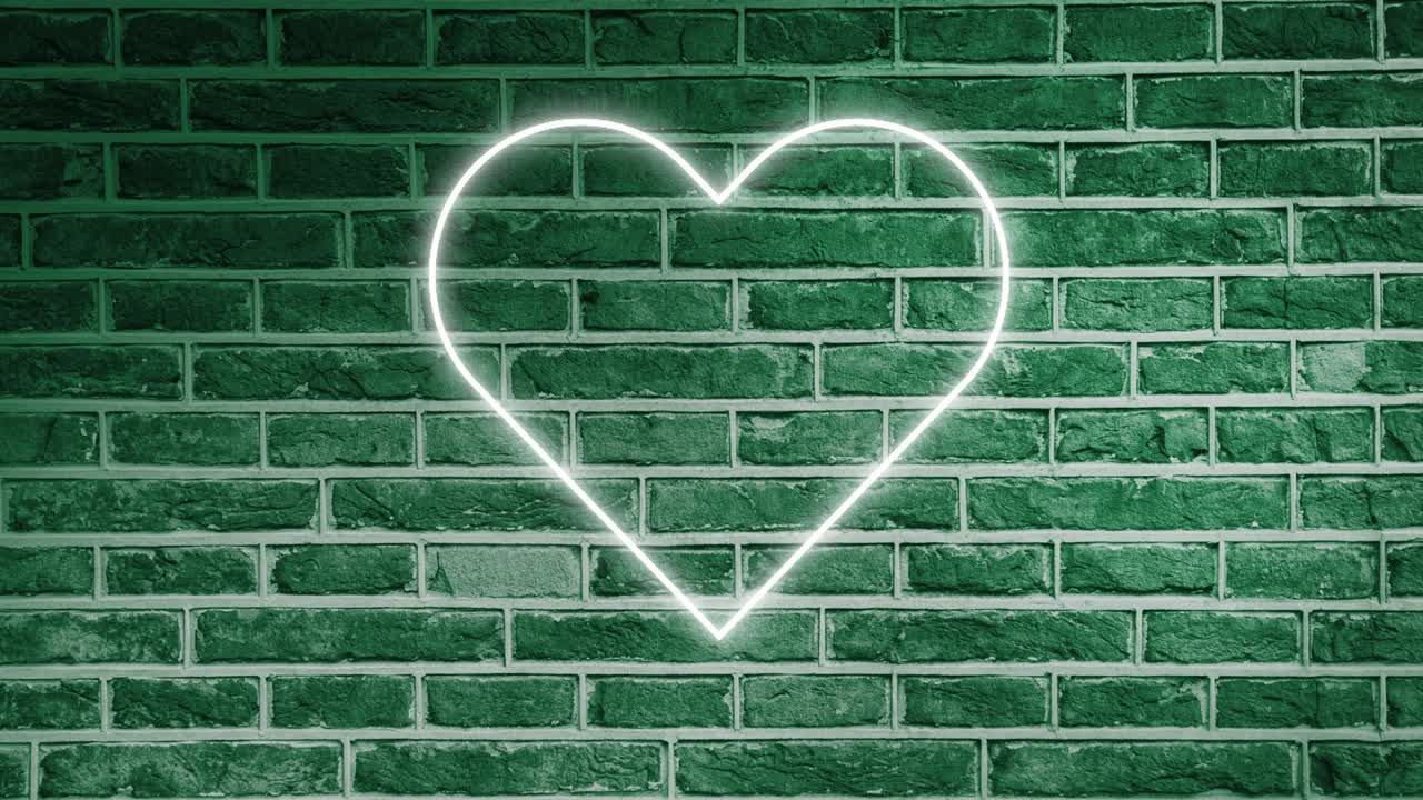 벽돌 벽에 박이는 네온 심장 아이콘의 애니메이션