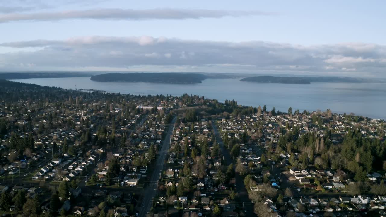 vista panorámica del barrio de tacoma norte en tacoma, washington, ee.uu. durante el día - toma aérea de drones