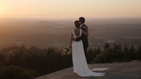 Fresh-married-couple-in-the-sunset