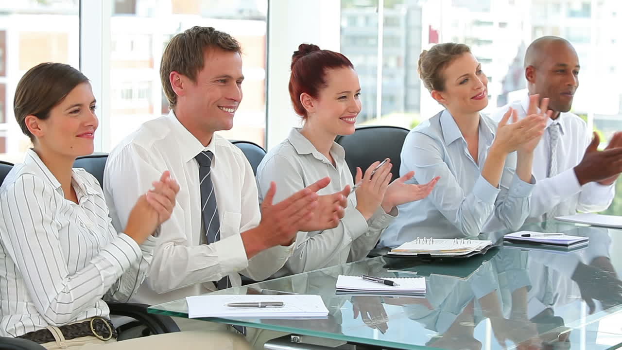 비즈니스 팀이 회의에서 메모를 취하고 있습니다.