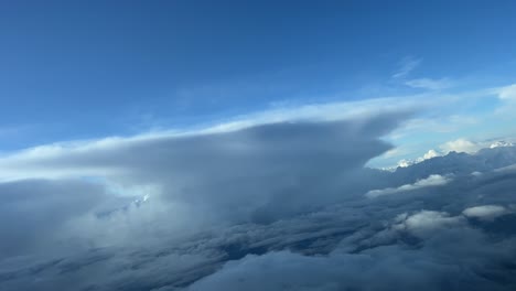 Volando-A-Través-De-Un-Cielo-Tormentoso