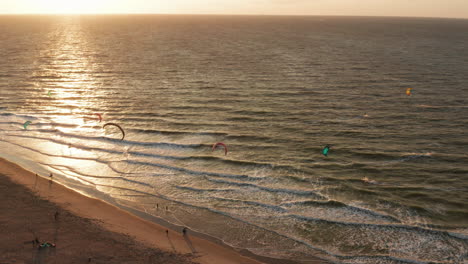 kitesurfistas en la playa cerca de domburg, países bajos