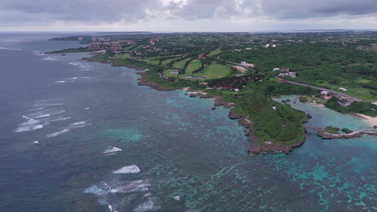 Inquadratura orizzontale in cameo con carrello in avanti sopra la barriera corallina costiera e la costa vicino a Coral Village, Miyakojima, Okinawa, Giappone.