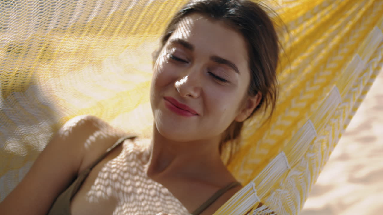 행복한 소녀, 망치, 빛에서 꿈꾸는, 근접, 무관심한 여성, 휴식을 취하는