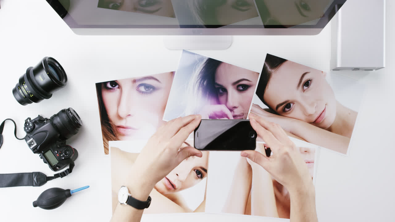 탑 뷰 사진작가 는  ⁇ 드폰 카메라 를 사용 하여 사진 을 찍고 있다. 위 에서 책상 에서 일 하는 아름다움 의 이미지 -  ⁇ 은 서사시 드래곤